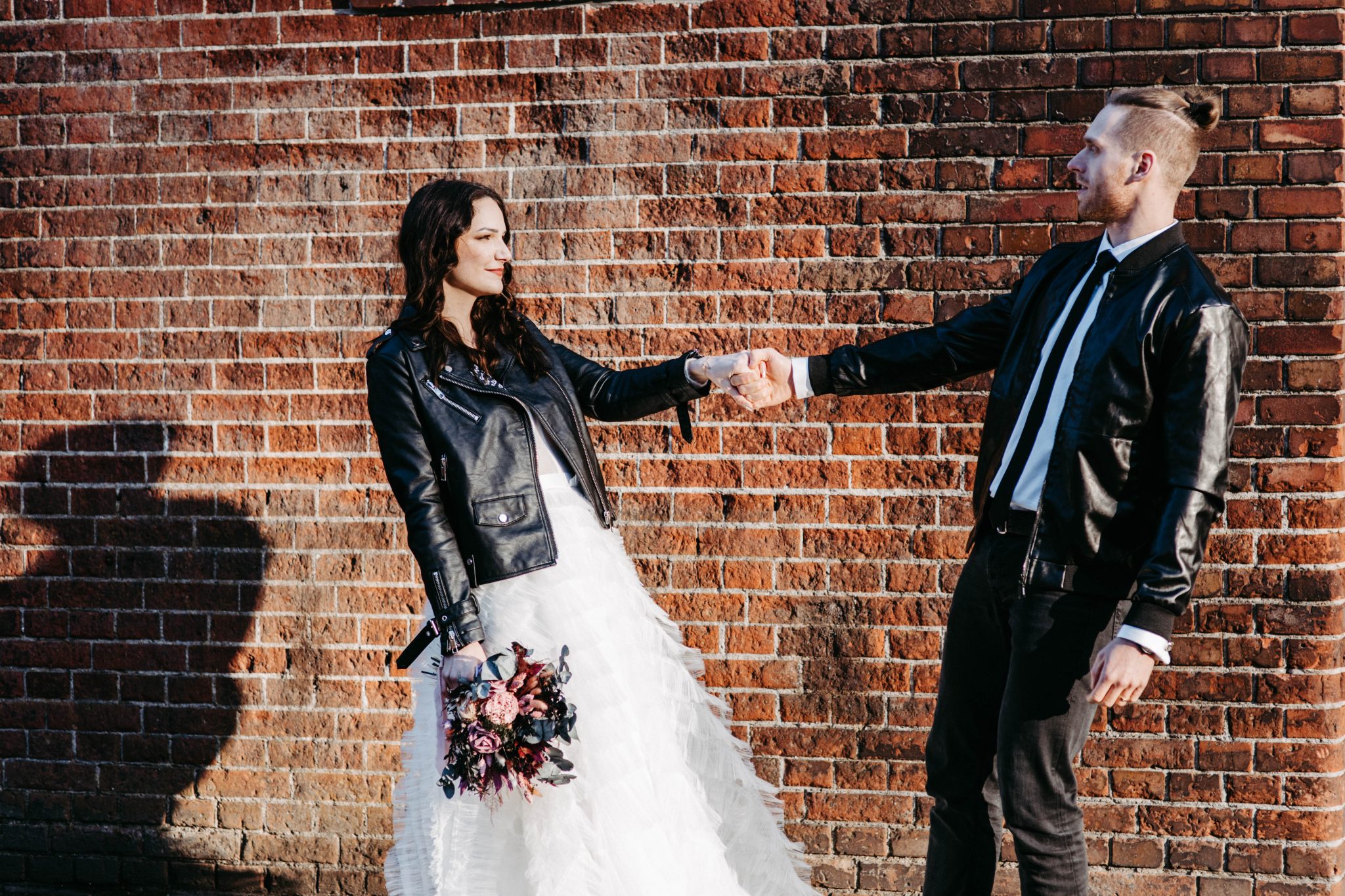 Elegantes Brautpaar in traumhaften Outfits, perfekt inszeniert bei einem Styled Shooting in Berlin-Steglitz