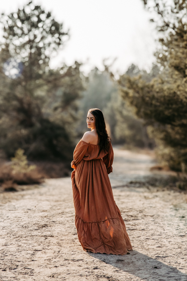 Schwangerschaftsfoto von werdender Mutter in Stahnsdorf bei Potsdam – Babybauchshooting in natürlichem Licht