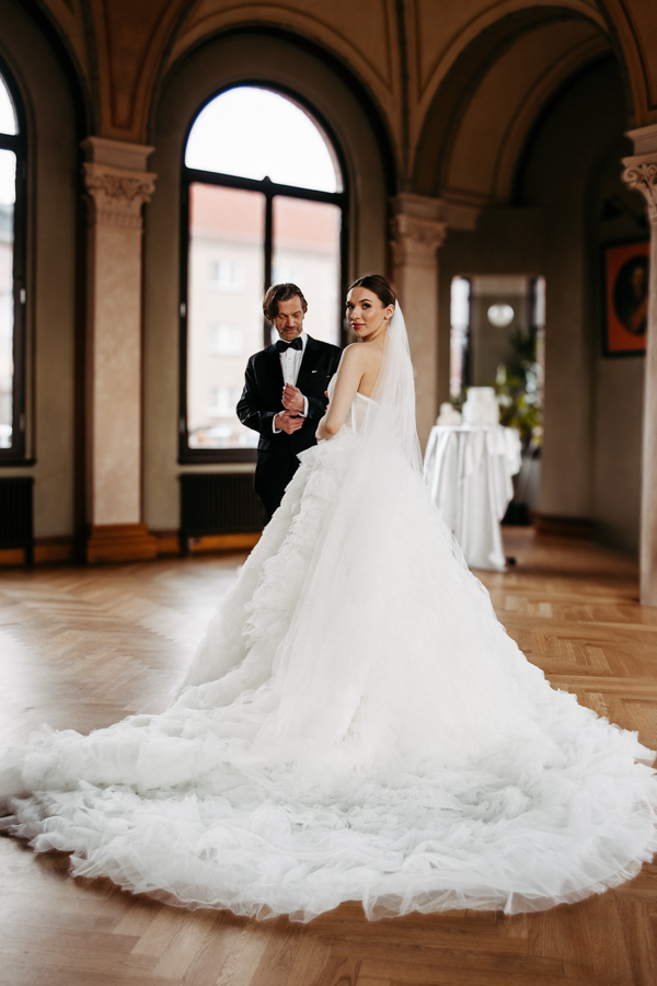 Stimmungsvolles Porträt der Braut im Licht-Schatten-Spiel – Hochzeit Halbe