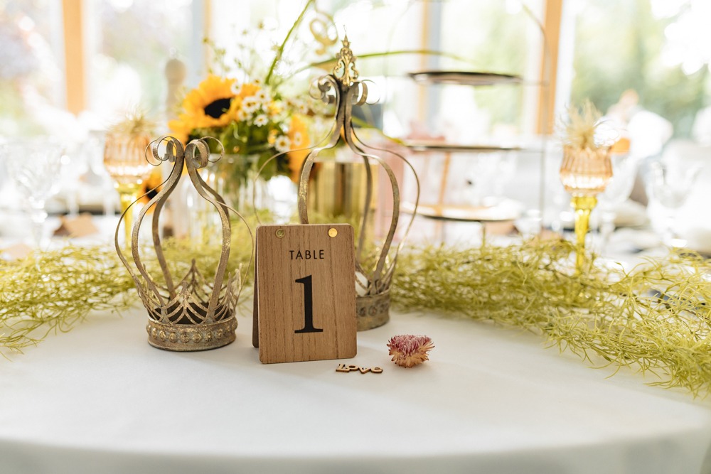 stimmungsvoll dekorierter Hochzeitssaal mit modernen Details in Caputh